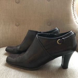 Dark brown women’s aerosoles booties